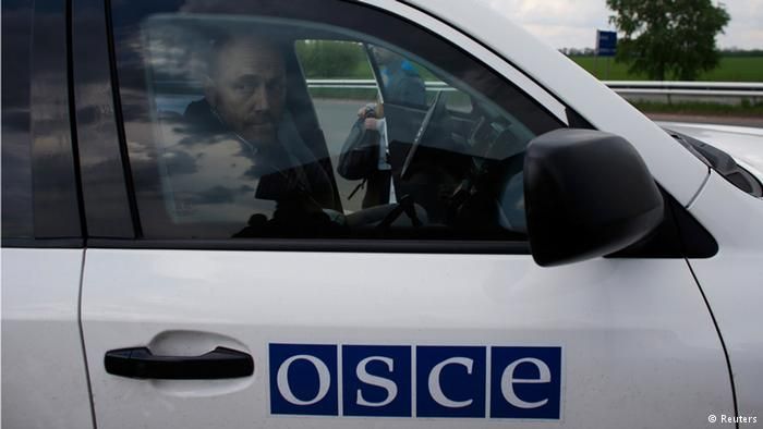 Наблюдателей ОБСЕ на Украине обстреляли люди в военной форме
