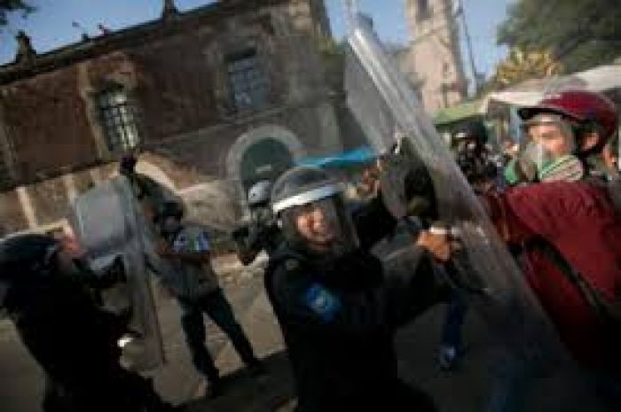 Полиция разогнала многотысячную демонстрацию в Мехико