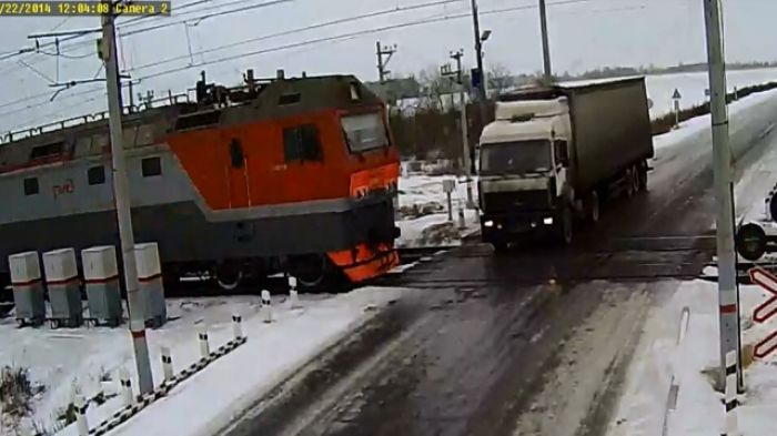 В СКО водитель грузовика погиб при столкновении с двумя поездами (+Видео)