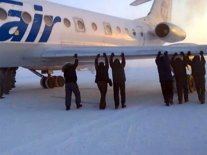 Авиапассажирам в Сибири пришлось толкать самолет