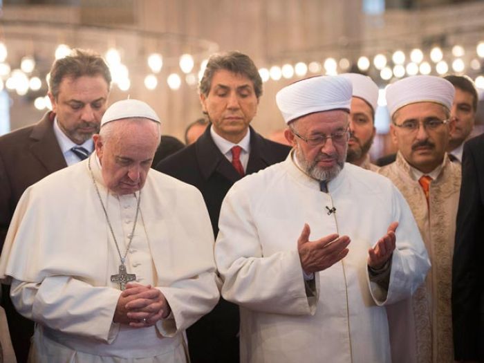 Папа римский помолился в главной мечети Стамбула