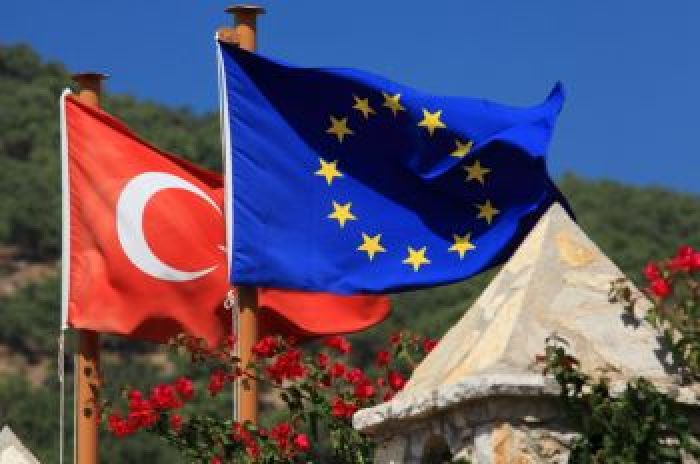 Еврокомиссар рассказал о перспективах вступления Турции в ЕС