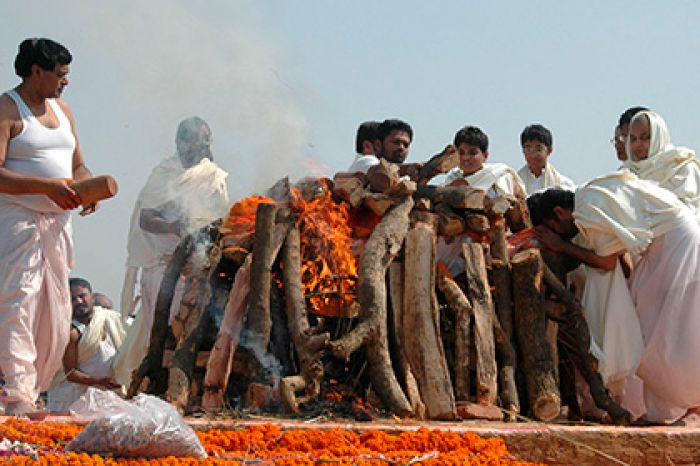 Житель Индии пришел в себя на погребальном костре
