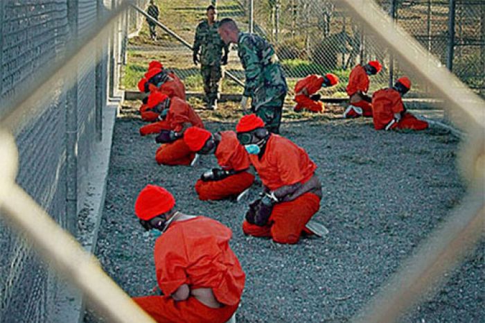 СМИ: США отправили в Казахстан 5 бывших узников Гуантанамо
