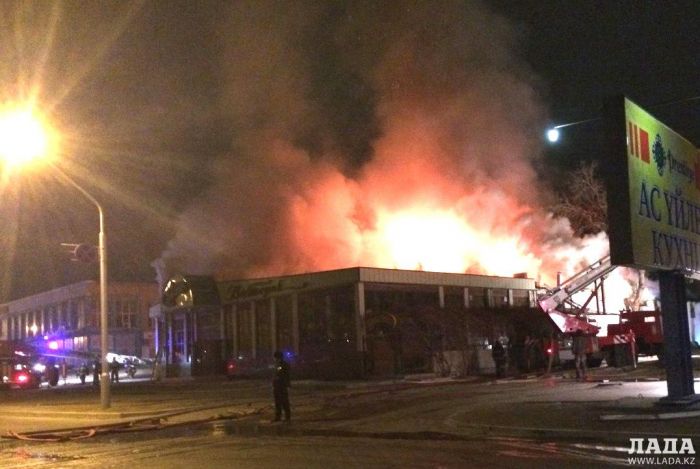 Более 40 огнеборцев тушили пожар в одном из кафе в Актау 