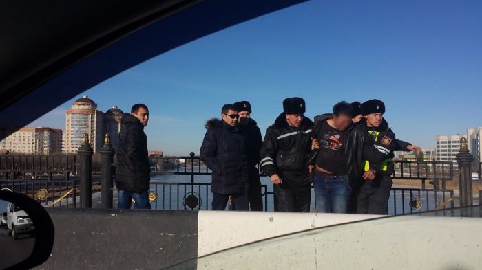 Полицейские не дали парню спрыгнуть с моста