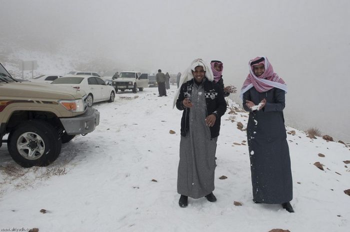 Жители Саудовской Аравии радуются выпавшему снегу 