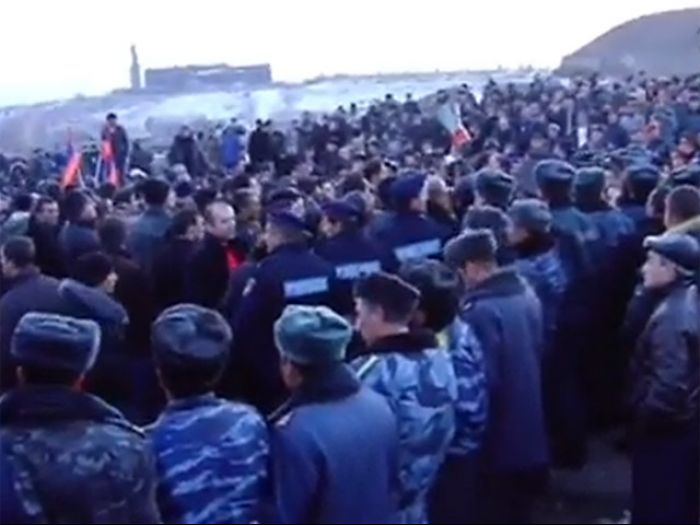 Из-за протестов в армянском Гюмри базу ВС РФ перевели на особое положение