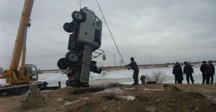 Пять человек погибли в провалившейся под лед машине в Кызылординской области