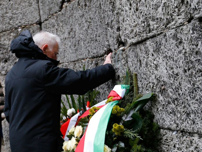 Бывшие узники возложили цветы у "Стены смерти" в Освенциме