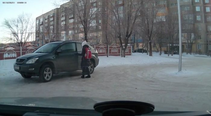 В Караганде мать разрешила школьнице управлять автомобилем  (+Видео)