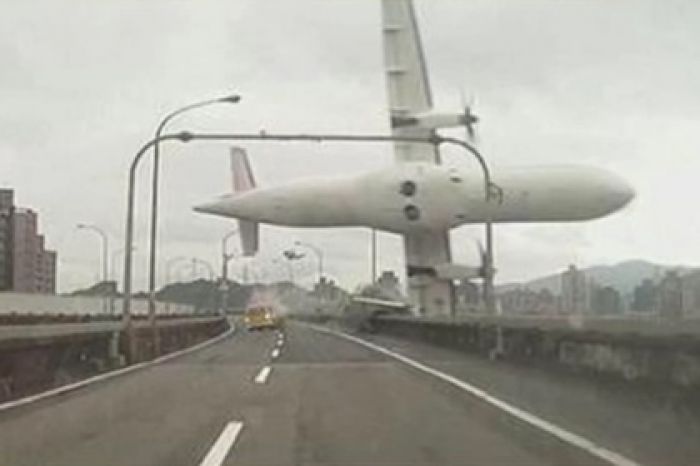 Самолет упал в реку возле столицы Тайваня (+ Видео)