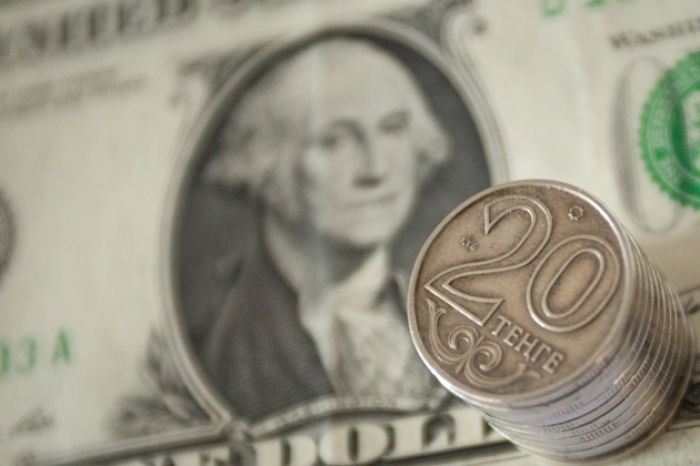 В обменниках Алматы курс достиг 187 тенге за доллар