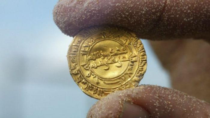 На побережье Израиля нашли 2000 золотых монет