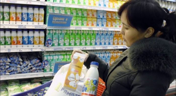 Казахстанцев из-за кризиса призывают покупать отечественные товары
