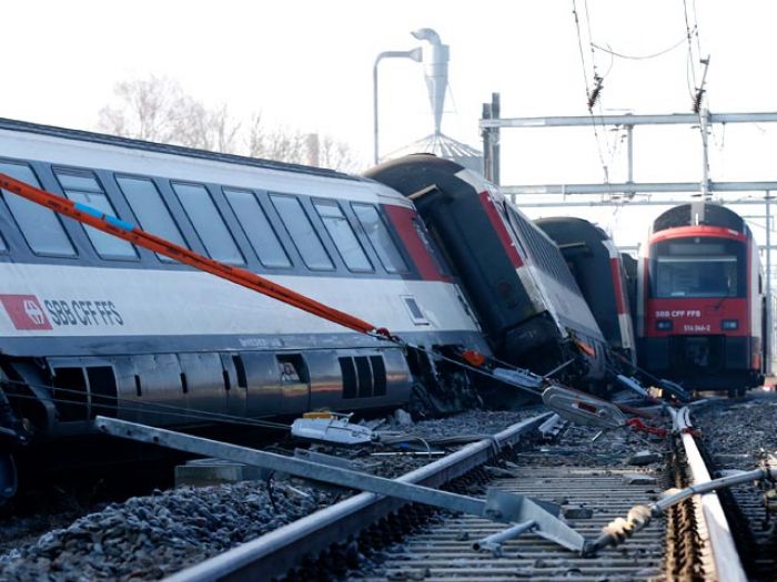 Пассажирские поезда столкнулись в Швейцарии - почти 50 пострадавших