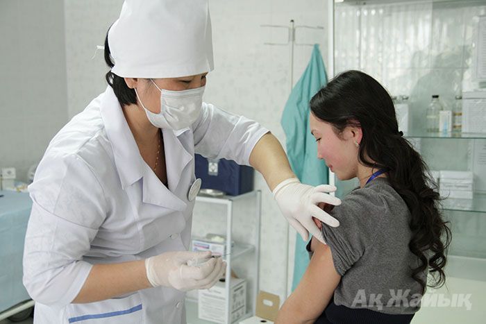 В Атырау после прививки от кори несколько человек попали в больницу