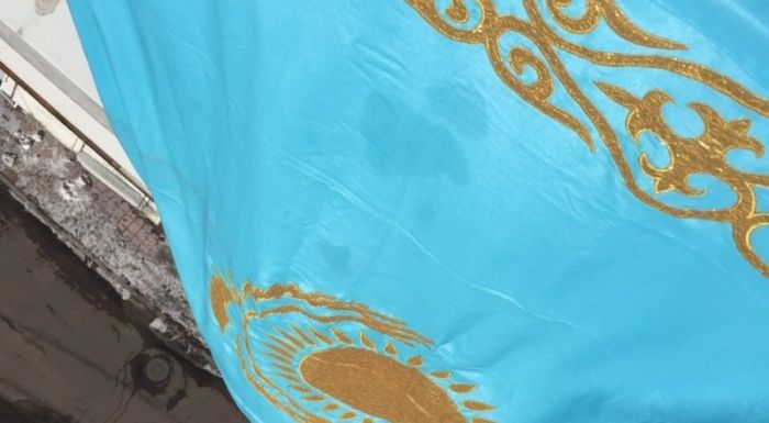 Астанчанин оспорит штраф почти в 400 тысяч тенге за вывешенный на балконе флаг