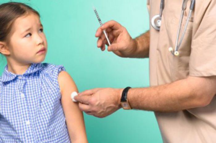 Сенаторы предлагают наказывать родителей за отказ от вакцинации детей