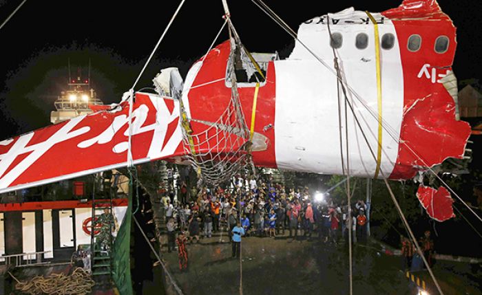 Поиски тел погибших при крушении самолета AirAsia официально прекращены