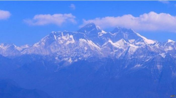 Власти Непала: на Эвересте слишком много фекалий и мочи
