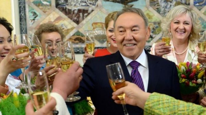 Президент Казахстана посоветовал женщинам держать мужчин «на поводке»