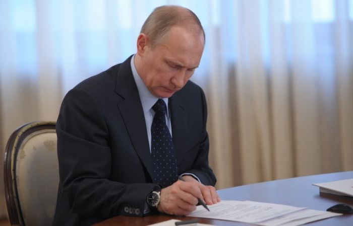 Путин снизил зарплату себе, Медведеву и министрам на 10%