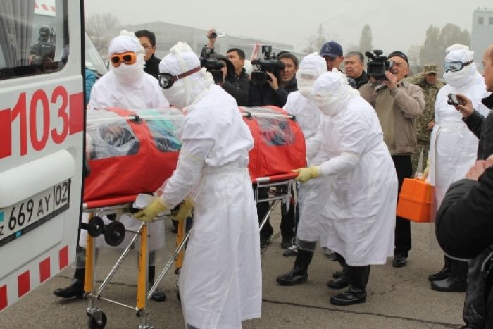  В Алматы прилетел человек с подозрением на Эболу (видео)
