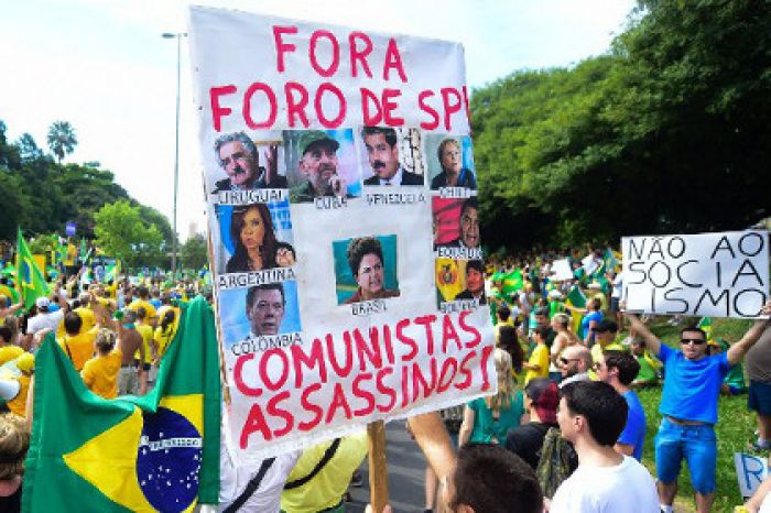 В Бразилии более миллиона демонстрантов требуют отставки президента