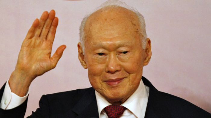 "Отец сингапурской нации" Ли Куан Ю при смерти 
