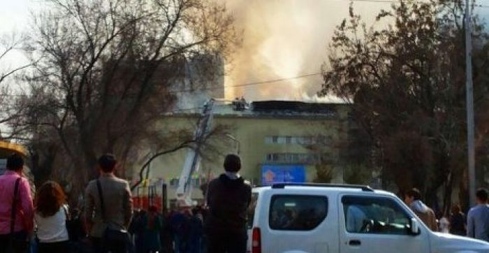 На месте пожара в академии искусств в Алматы избили журналистов