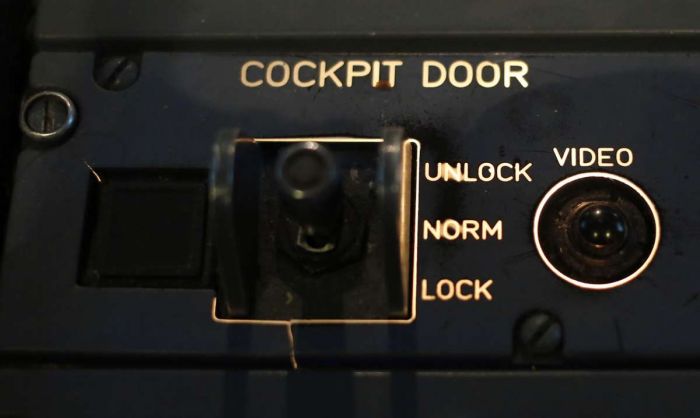 "Открой чертову дверь!" Расшифрован "черный ящик" упавшего А320