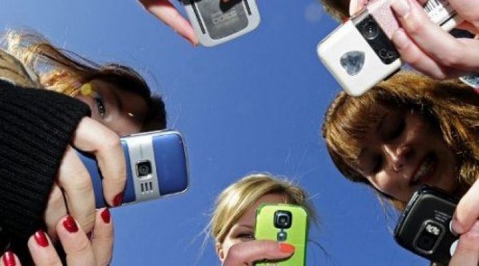 Опрос: Казахстанцы на мобильную связь тратят не более Т2000 в месяц 