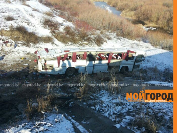 В ЗКО перевернулся рейсовый автобус - четверо погибли