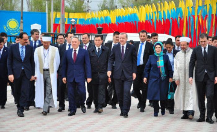 Назарбаев показал Эрдогану новую мечеть в Туркестане