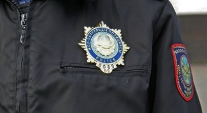 За сорванный полицейский жетон мужчину оштрафовали на Т500 000