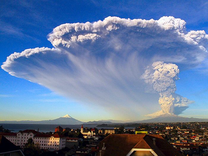 "Проснувшийся" вулкан в Чили выбросил пепел на высоту 20 км