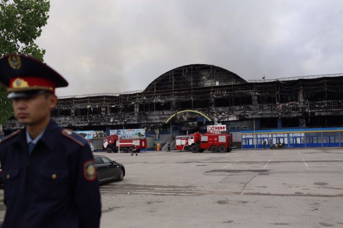 ДЧС: Пострадавших при пожаре в ТЦ «Адем» в Алматы нет