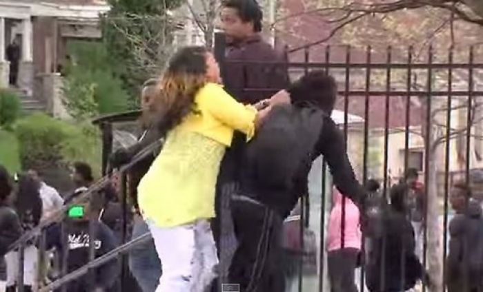 "Мама года" из Балтимора, надавала тумаков сыну-экстремисту (+Видео)