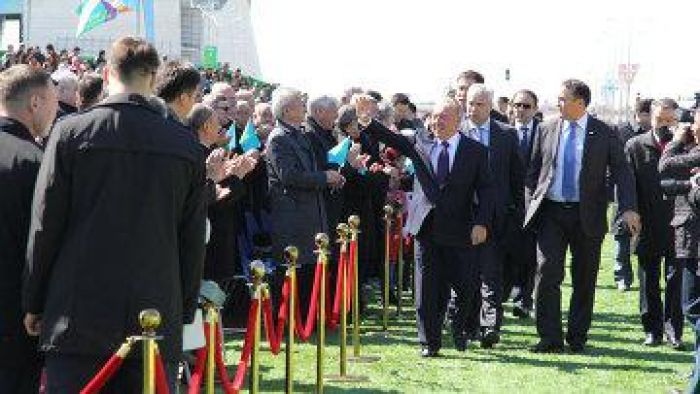 Назарбаев поздравил казахстанцев с Днем единства народа Казахстана