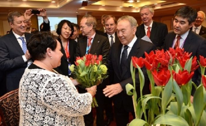 Главе государства подарили новый сорт тюльпанов «президент Назарбаев»