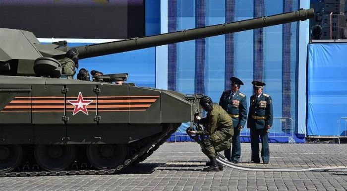 Новейший танк "Армата" заглох на Красной площади