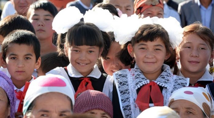 Кыргызских школьников запретили привлекать на мероприятия по встрече чиновников