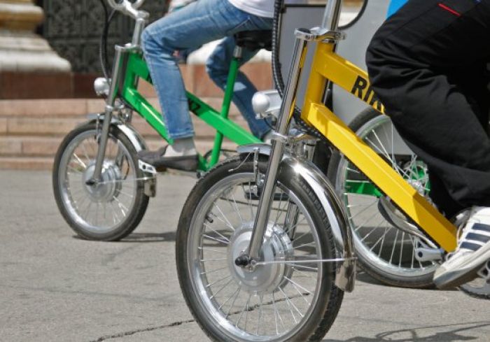 Казахстанские велосипедисты возмущены запретом на езду по тротуарам