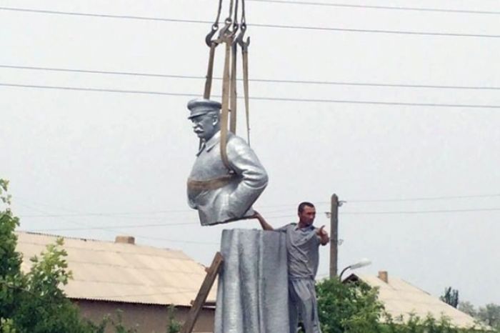 В Южном Казахстане демонтировали памятник Сталину