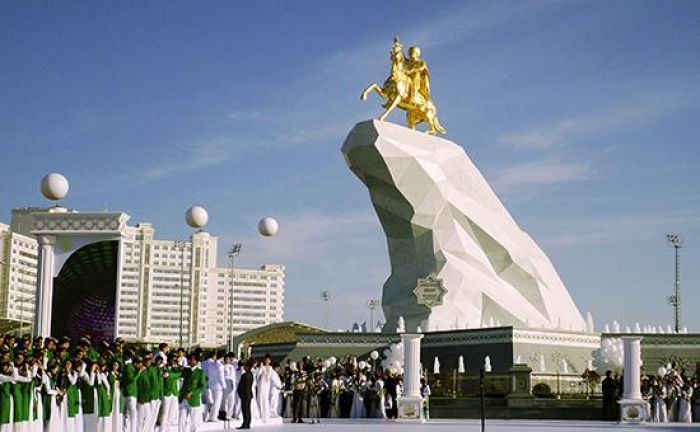 В Ашхабаде «по просьбам граждан» возвели позолоченный памятник президенту 