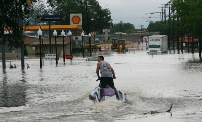 Число жертв наводнений на юге США и в Мексике достигло 29