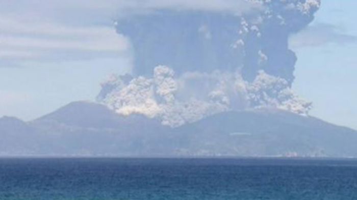 Вулкан Кутиноэрабу извергается на юго-западе Японии, объявлена эвакуация