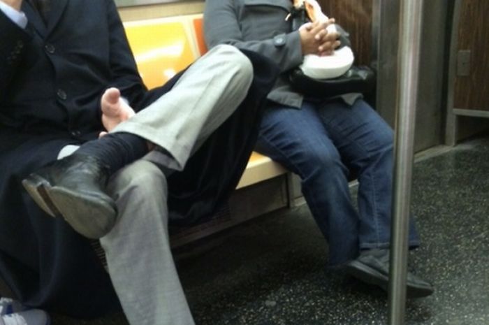 В Нью-Йорке начали арестовывать мужчин, которые раскидывают ноги в метро