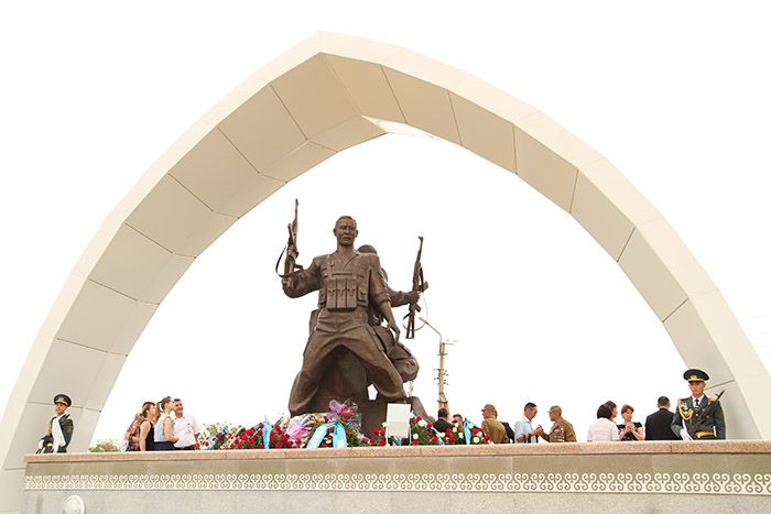 В Атырау открыли памятник погибшим воинам-«афганцам»